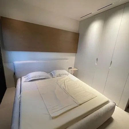Luxury Sea View Flat Fishta 아파트